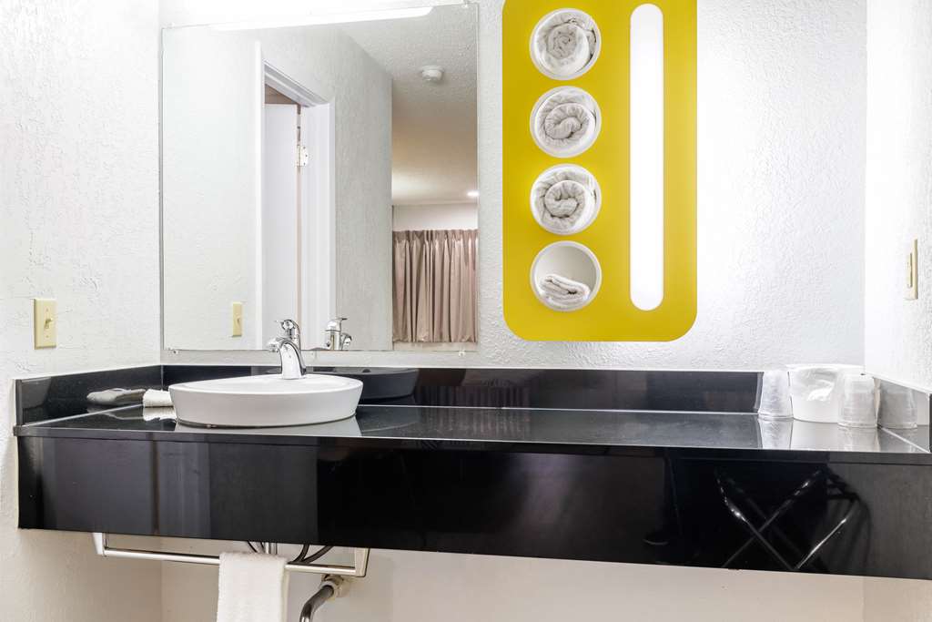 MOTEL 6 BOERNE TX-guestroom-Guest Room,Bathroom,On-Site.jpg