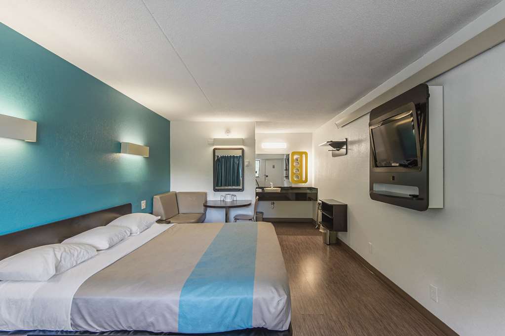 MOTEL 6 OVERLAND PARK, KS-guestroom-Guest Room,Sink,Bed,Bedding,King bed,Guest Room Amenity,TV and multimedia,Sitting area,On-Site,Furnishings,Deluxe Room,Single Room.jpg