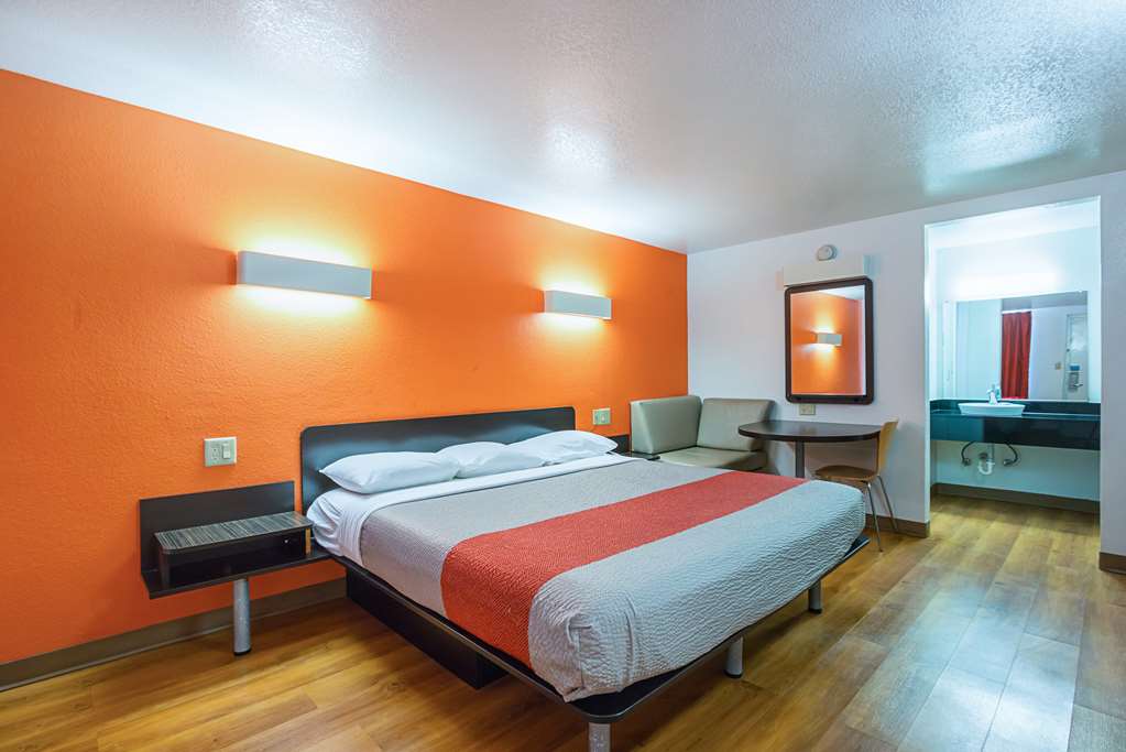MOTEL 6 ROUND ROCK-guestroom-Guest Room,Sink,Bedding,King bed,Guest Room Amenity,Sitting area,Indoor/Interior,On-Site,Furnishings,Telephone,Deluxe Room,Single Room.jpg