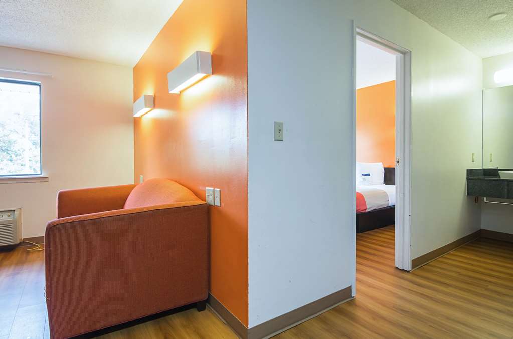 MOTEL 6 JONESBORO, GA-guestroom-Guest Room,Sitting area,Indoor/Interior,On-Site.jpg