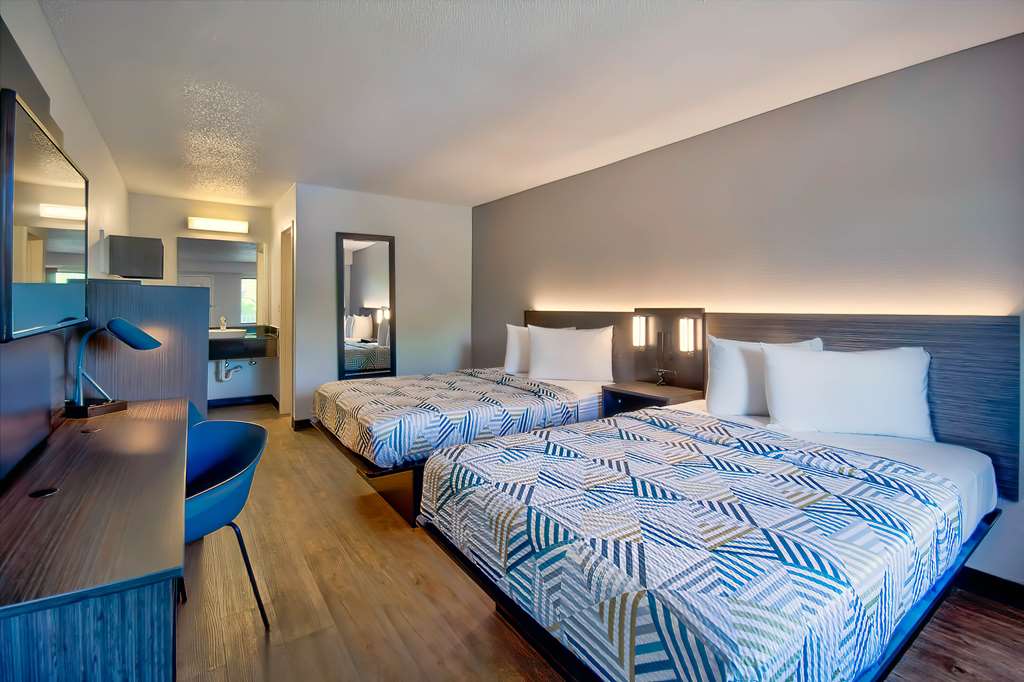 MOTEL 6 DETROIT - EAST WARREN-guestroom-Guest Room,On-Site.jpg