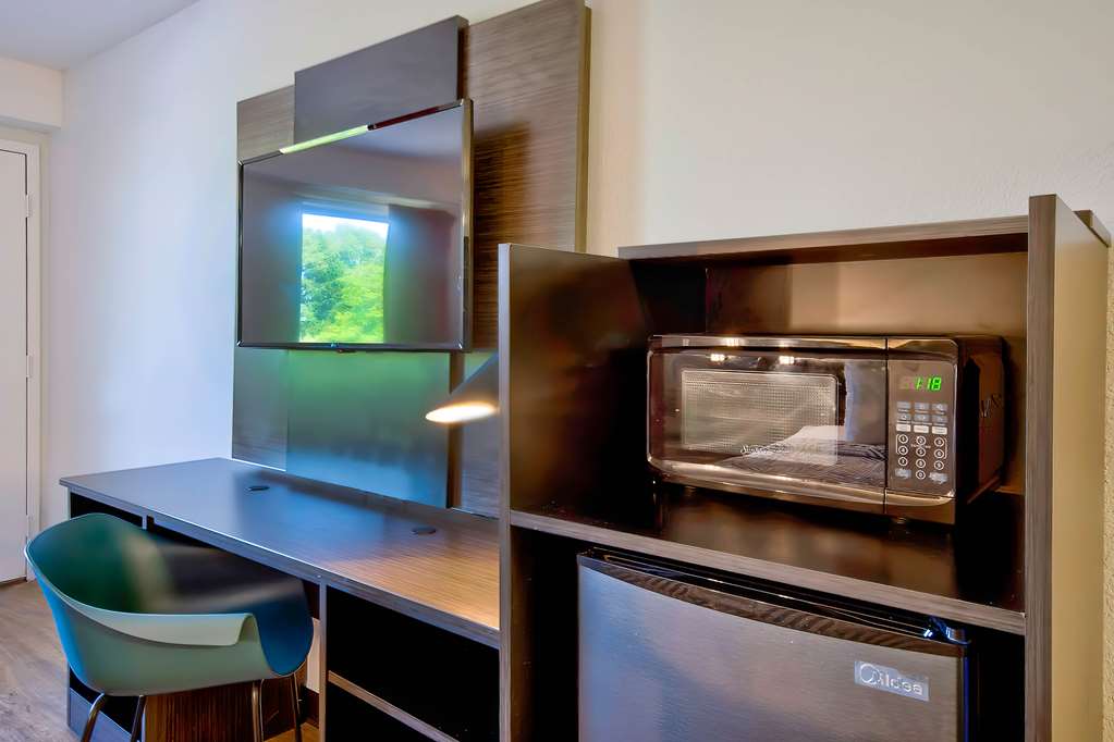 MOTEL 6 DETROIT - EAST WARREN-guestroom-Guest Room,Guest Room Amenity,On-Site.jpg