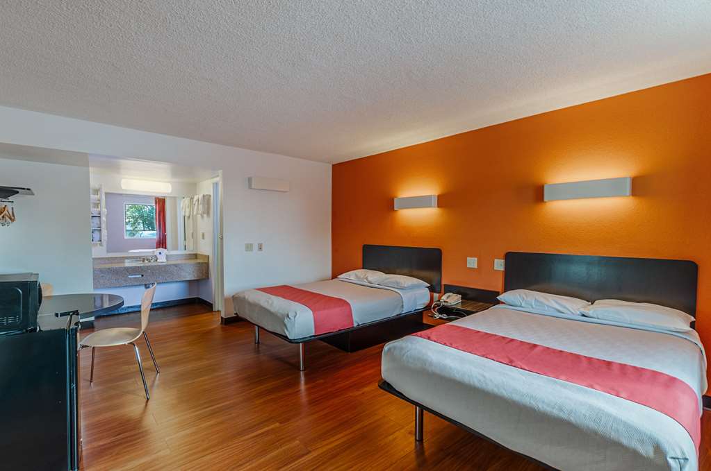 MOTEL 6 WINCHESTER-guestroom-Guest Room,Sink,Bedding,Queen bed,Guest Room Amenity,Sitting area,Indoor/Interior,On-Site,Furnishings,Telephone,Deluxe Room,Double Room.jpg