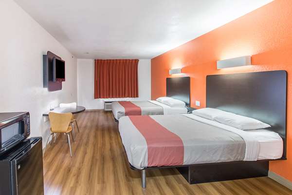 Guest Room,Bedding,Queen bed,Guest Room Amenity,Mini-Refrigerator,TV and multimedia,Sitting area,Indoor/Interior,On-Site,Furnishings,Telephone,Deluxe Room,Double Room