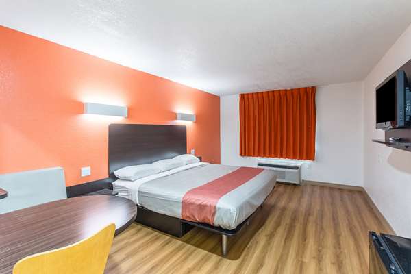 Guest Room,Bedding,King bed,Guest Room Amenity,Mini-Refrigerator,TV and multimedia,Sitting area,Indoor/Interior,On-Site,Furnishings,Deluxe Room,Single Room