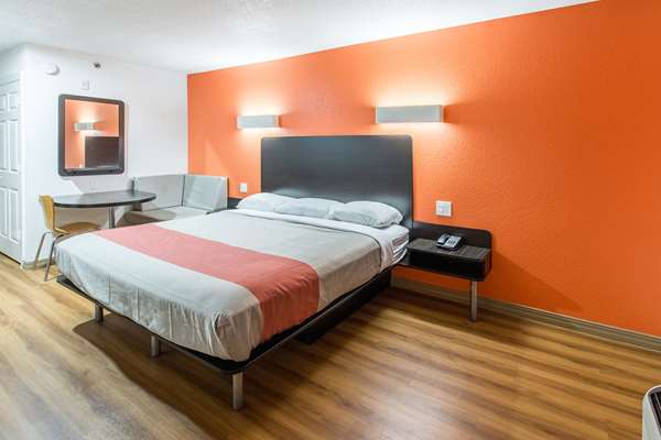 Guest Room,Bedding,King bed,Guest Room Amenity,Sitting area,Indoor/Interior,On-Site,Furnishings,Telephone,Deluxe Room,Single Room