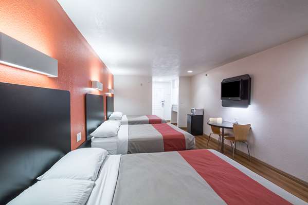 Guest Room,Bedding,Queen bed,Guest Room Amenity,Mini-Refrigerator,TV and multimedia,Sitting area,Indoor/Interior,On-Site,Furnishings,Deluxe Room,Triple Room