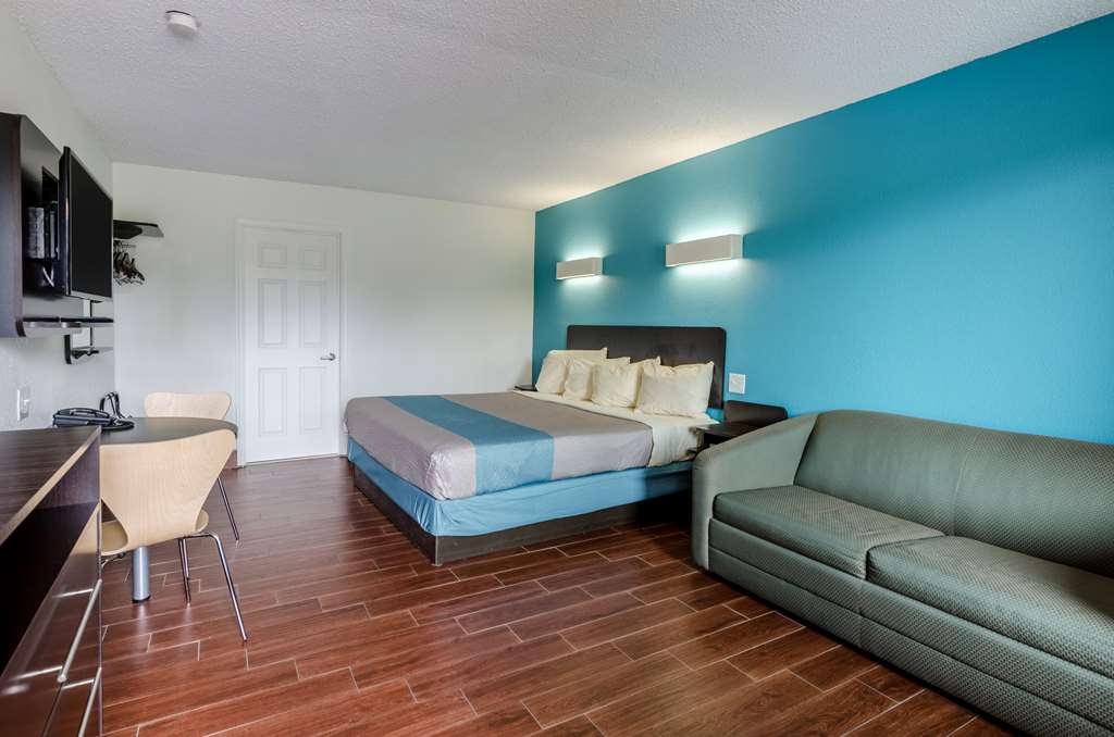 MOTEL 6 LEXINGTON-guestroom-Guest Room,Bedding,King bed,Guest Room Amenity,TV and multimedia,Sitting area,On-Site,Furnishings,Telephone,Deluxe Room,Single Room.jpg