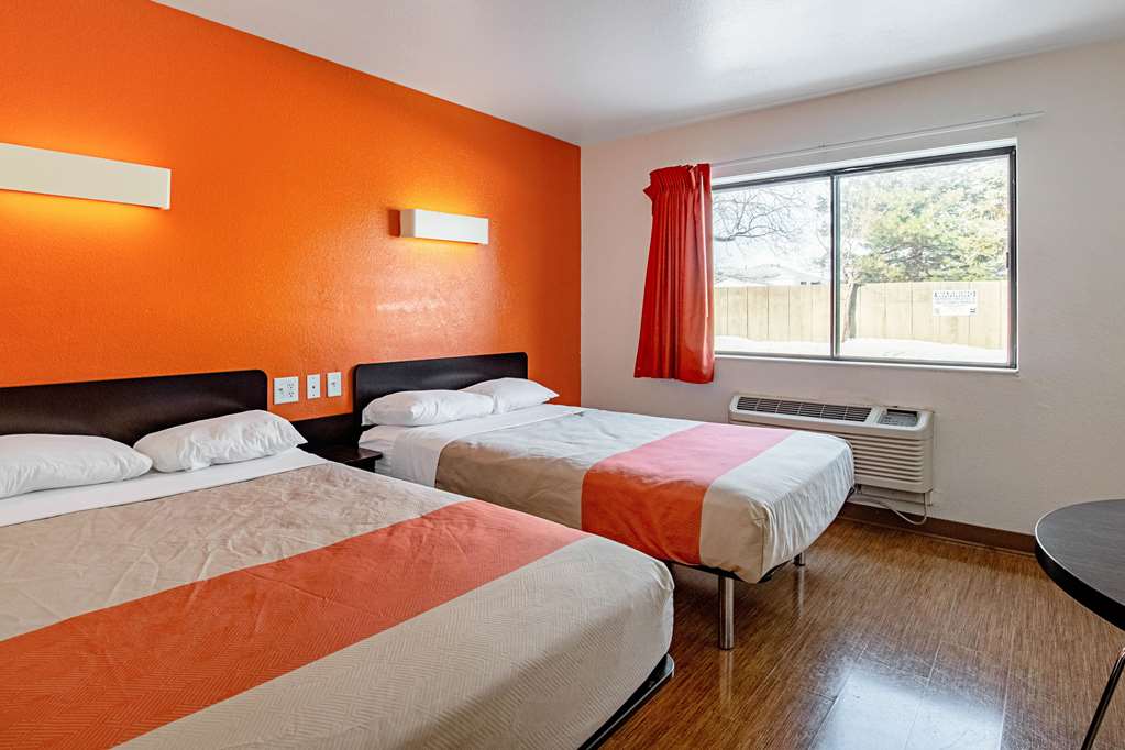MOTEL 6 CHICAGO NORTHWEST-guestroom-Guest Room,Bedding,Queen bed,Guest Room Amenity,On-Site,Furnishings,Double Room,Standard Room.jpg