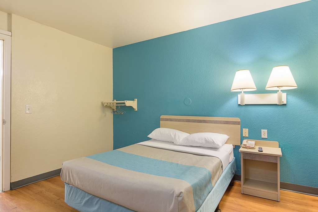 MOTEL 6 FREDERICKSBURG-guestroom-Guest Room,Guest Room Amenity,Indoor/Interior,On-Site,Single/Unmarried,Telephone.jpg