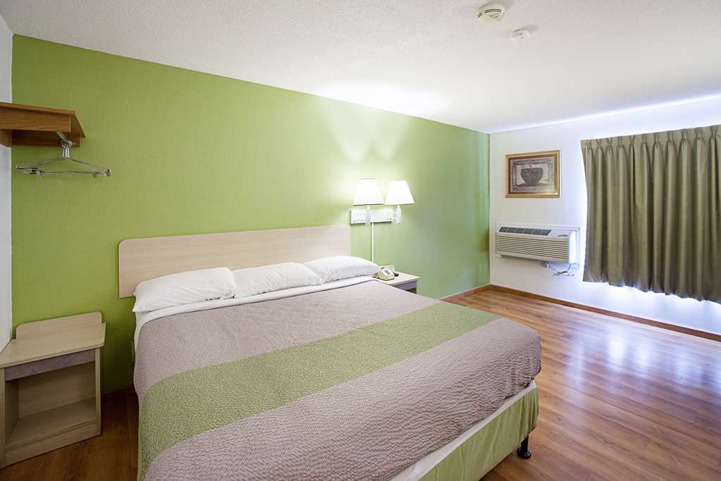 MOTEL 6 BINGHAMTON-guestroom-Guest Room,On-Site.jpg