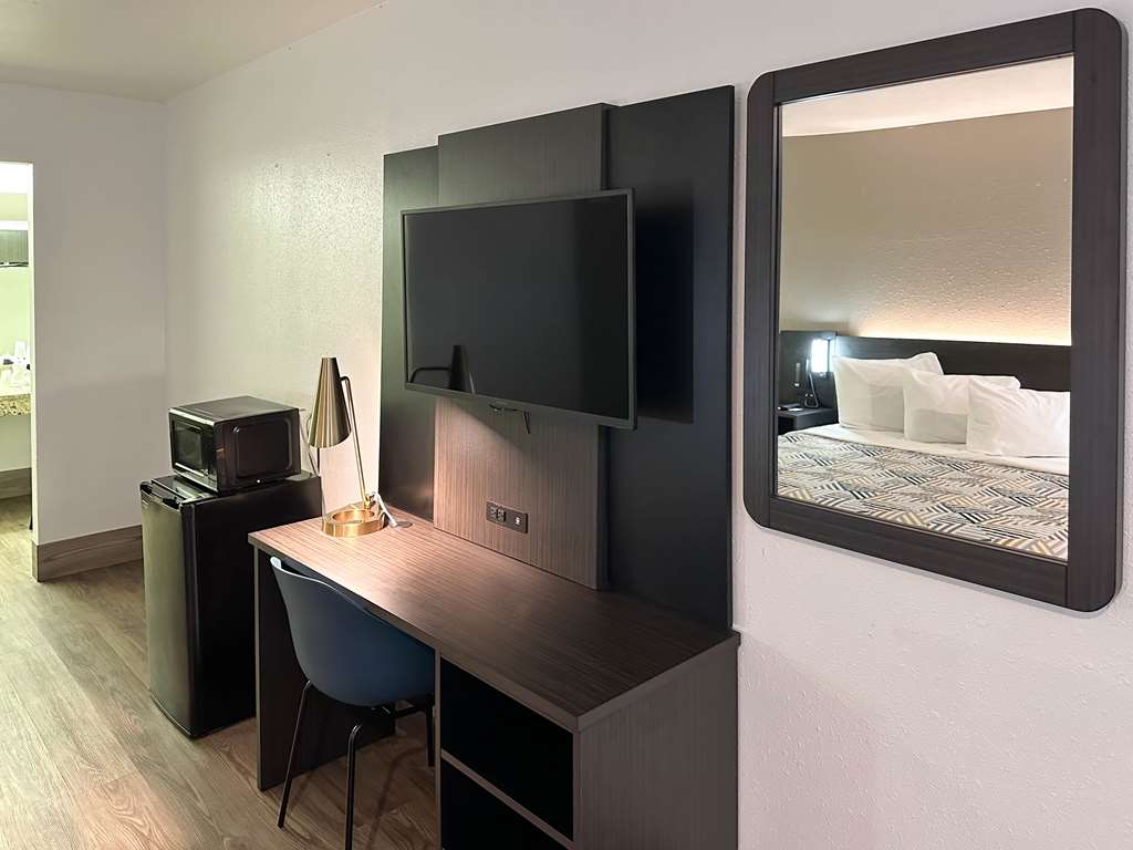 MOTEL 6 SAVANNAH AIRPORT - POOLER-guestroom-Guest Room,Guest Room Amenity,On-Site.jpg