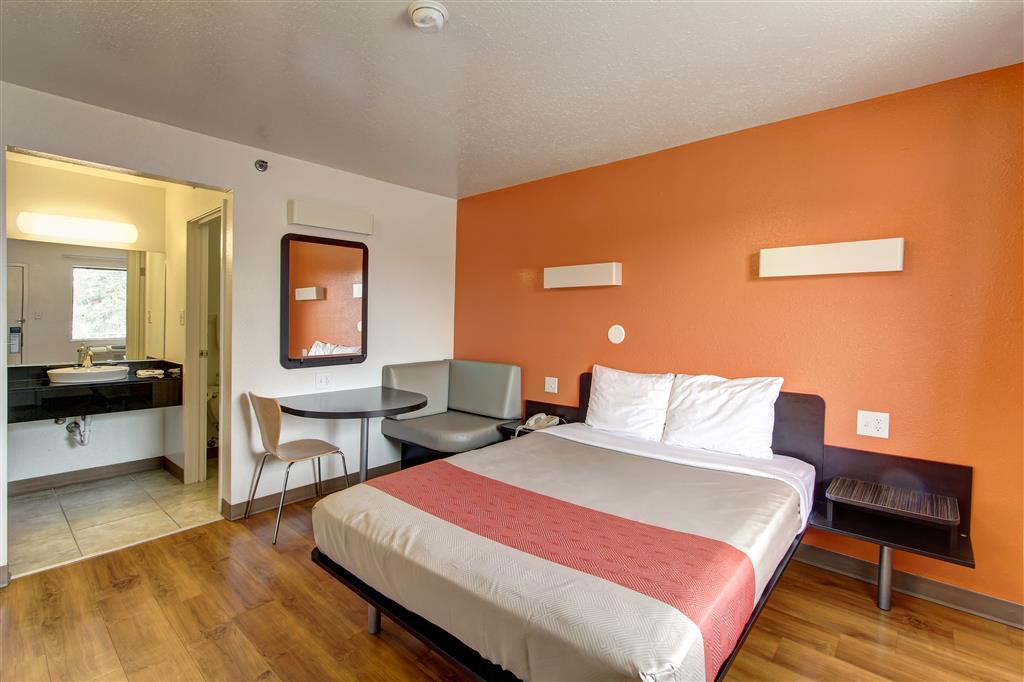 MOTEL 6 CLEVELAND WEST LORAIN-guestroom-Guest Room,Sink,Bedding,Queen bed,Guest Room Amenity,Sitting area,Indoor/Interior,On-Site,Furnishings,Telephone,Deluxe Room,Single Room.jpg