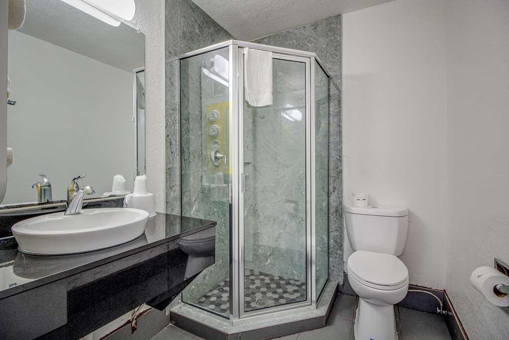 MOTEL 6 CONROE-guestroom-Guest Room,Bathroom,On-Site.jpg