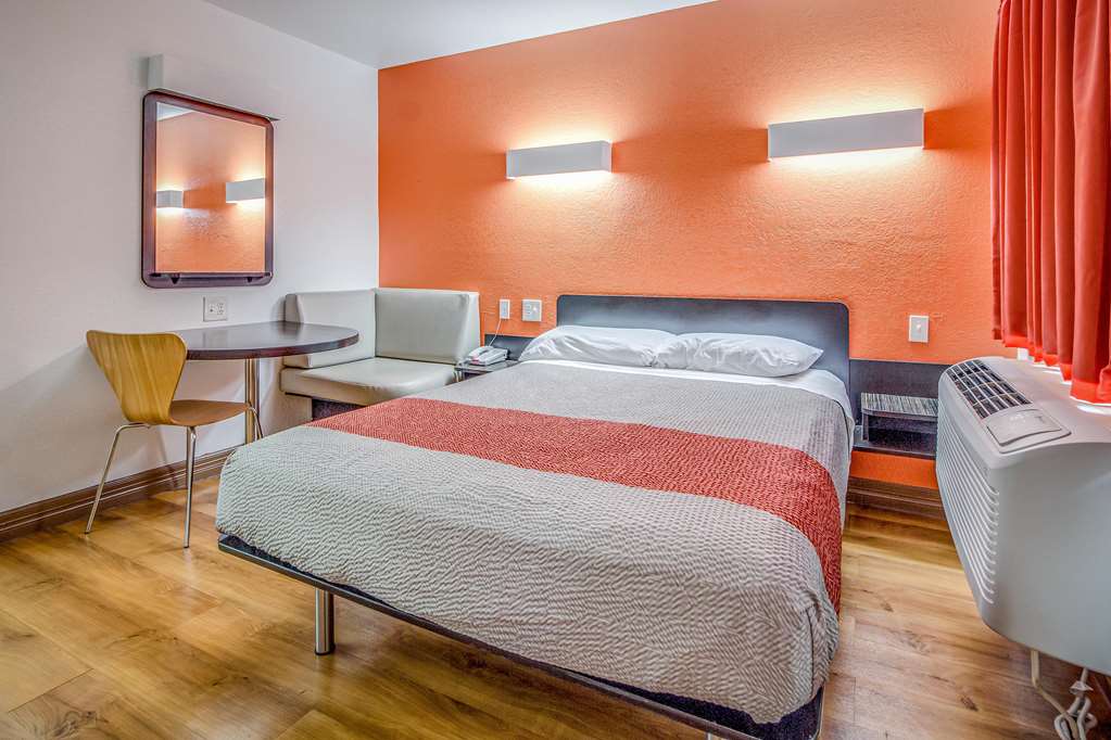 MOTEL 6 CONROE-guestroom-Guest Room,On-Site.jpg