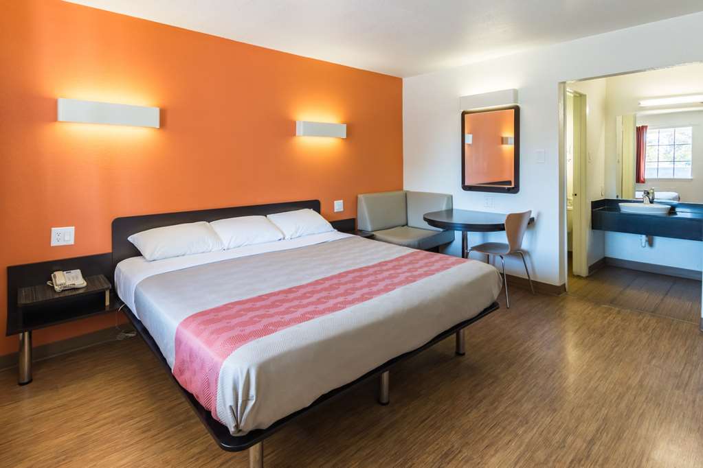 MOTEL 6 STEPHENVILLE-guestroom-Guest Room,Sink,Bedding,King bed,Guest Room Amenity,Sitting area,Indoor/Interior,On-Site,Furnishings,Telephone,Deluxe Room,Single Room.jpg