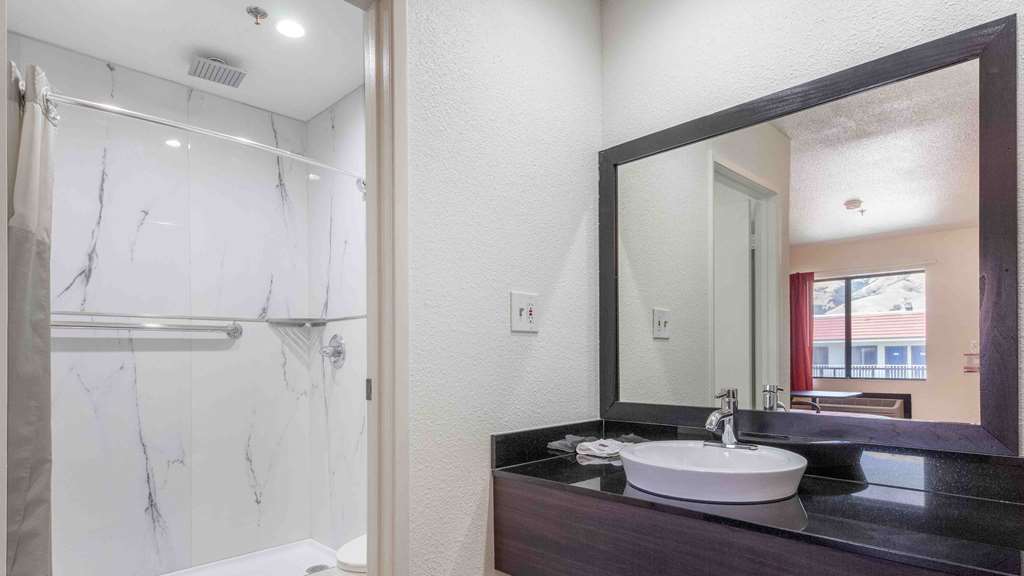 MOTEL 6 FREMONT SOUTH-guestroom-Guest Room,Bathroom,On-Site.jpg