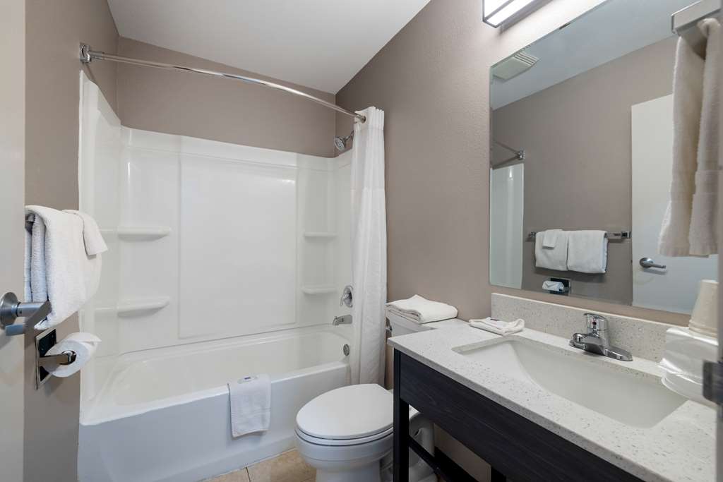 MOTEL 6 MCALLEN EAST-guestroom-Guest Room,Bathroom,On-Site.jpg