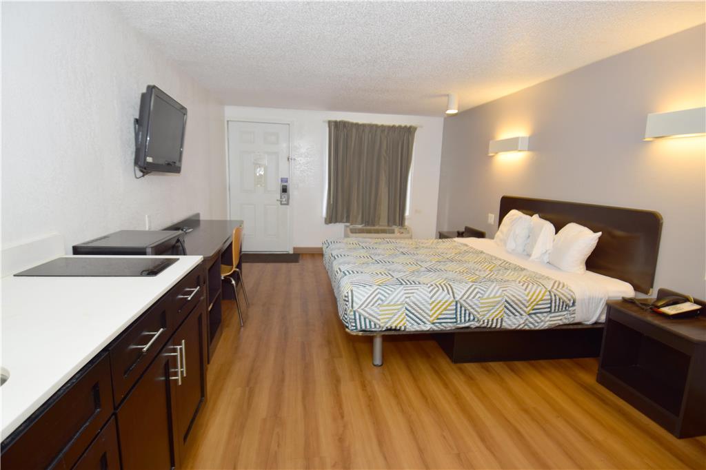 MOTEL 6 HAMBURG, NY-guestroom-Guest Room,On-Site.jpg