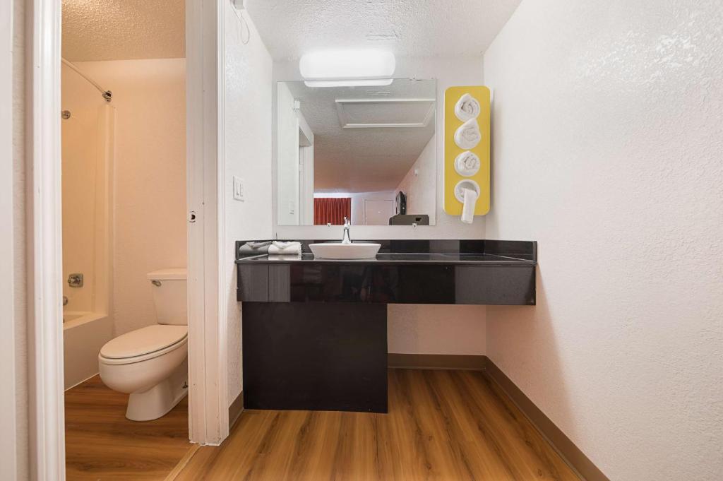 MOTEL 6 HAMBURG, NY-guestroom-Guest Room,Bathroom,On-Site.jpg