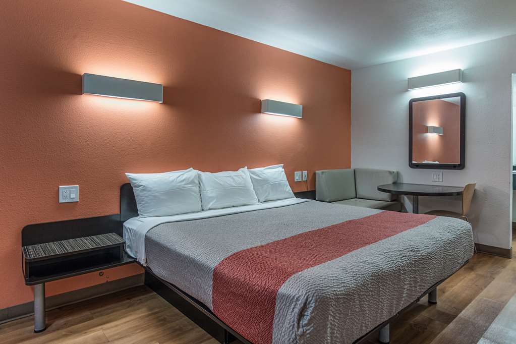 MOTEL 6 TEXARKANA AR-guestroom-Guest Room,Bedding,King bed,Guest Room Amenity,Sitting area,Indoor/Interior,On-Site,Furnishings,Telephone,Deluxe Room,Single Room.jpg