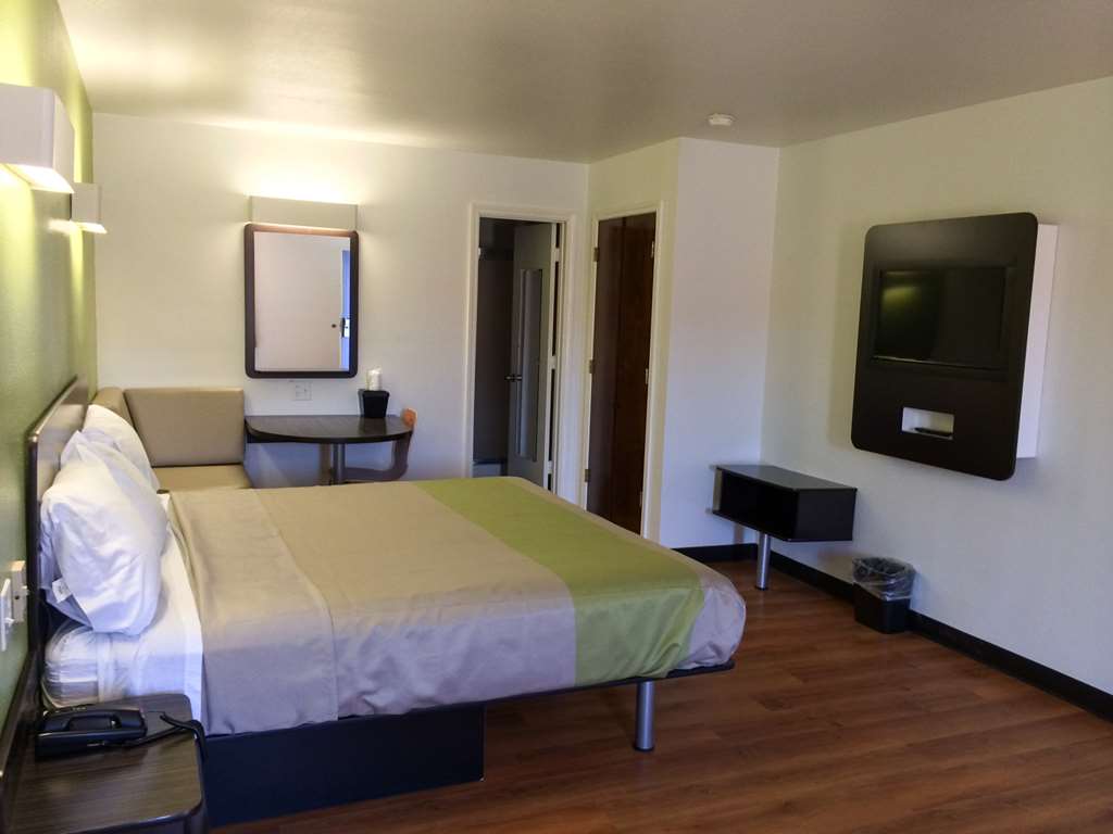 MOTEL 6 LONGVIEW - NORTH-guestroom-Guest Room,Bedding,Queen bed,Guest Room Amenity,TV and multimedia,Sitting area,Indoor/Interior,On-Site,Furnishings,Telephone,Deluxe Room,Single Room.jpg