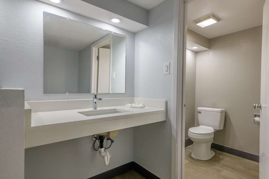 MOTEL 6 OCALA CONFERENCE CENTER-guestroom-Guest Room,Bathroom,On-Site.jpg