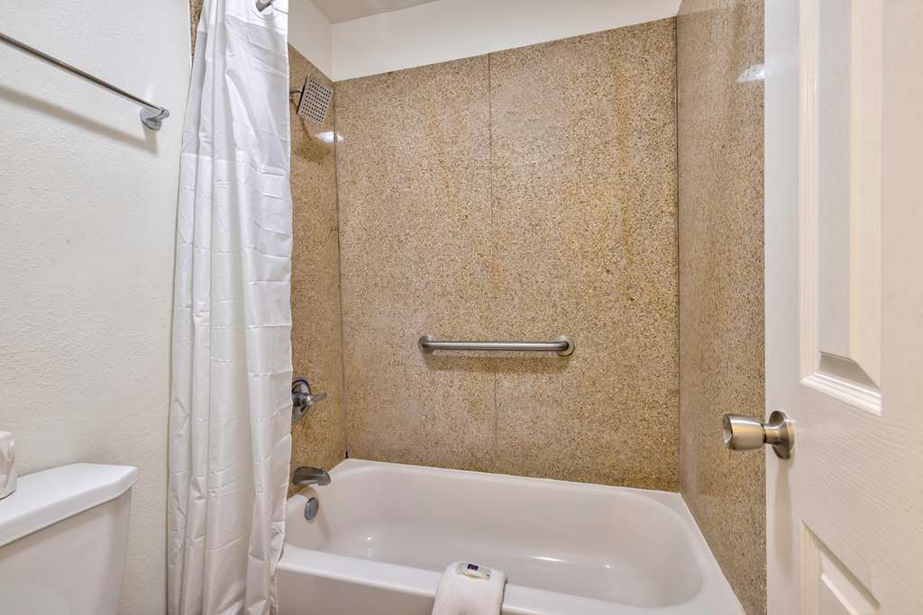 MOTEL 6 BRYAN - COLLEGE STATION-guestroom-Guest Room,Bathroom,On-Site.jpg