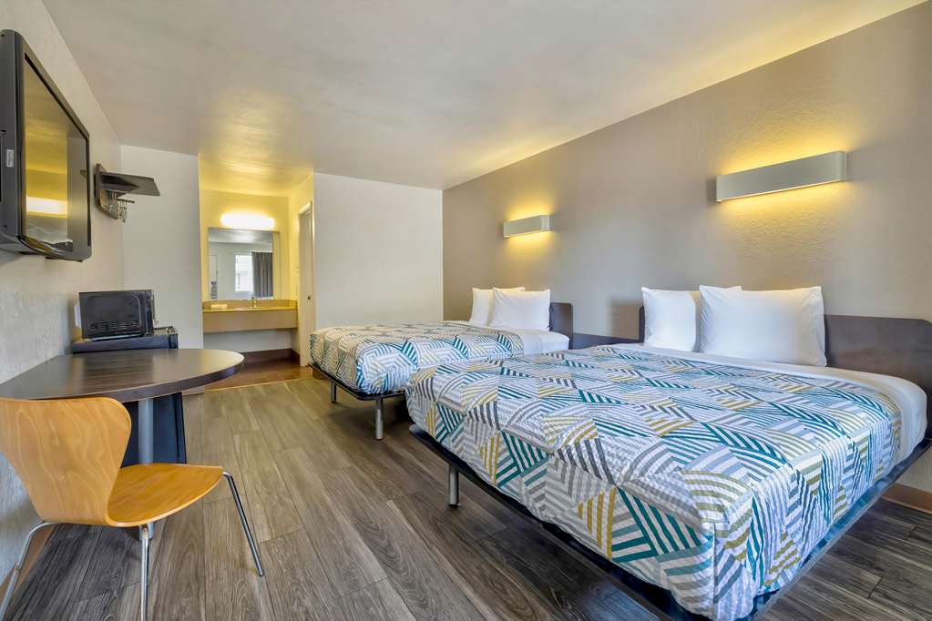 MOTEL 6 BRYAN - COLLEGE STATION-guestroom-Guest Room,On-Site.jpg