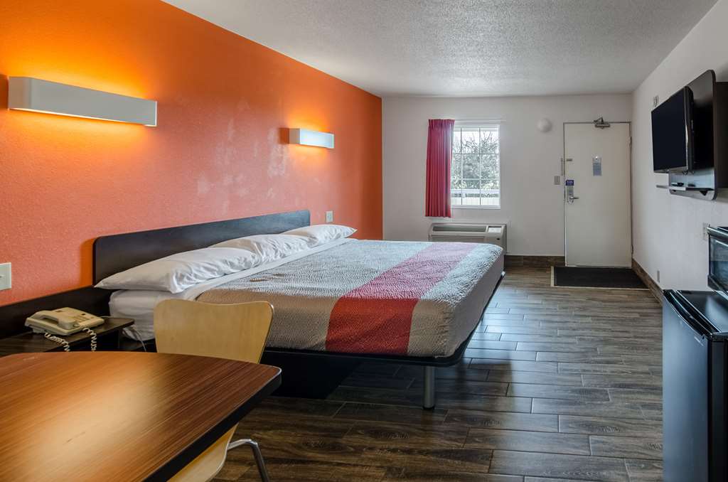 MOTEL 6 STAUNTON VA-guestroom-Guest Room,On-Site.jpg