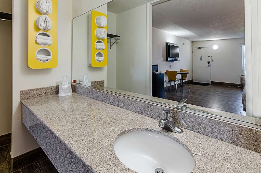 MOTEL 6 STAUNTON VA-guestroom-Guest Room,Bathroom,On-Site.jpg