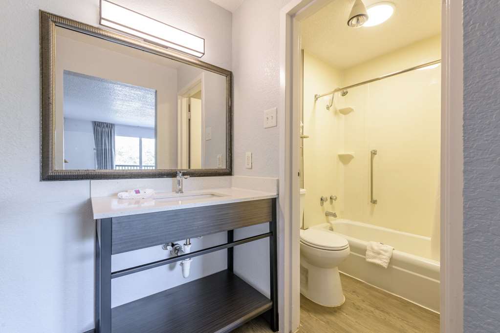 MOTEL 6 SPRING HILL WEEKI WACHEE-guestroom-Guest Room,Bathroom,On-Site.jpg