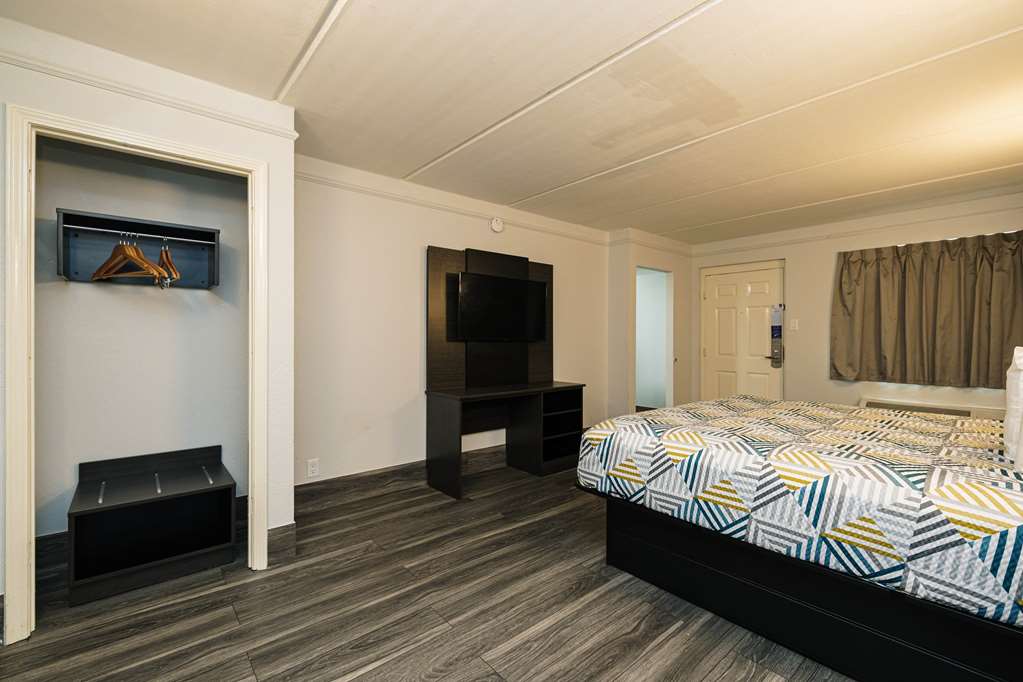MOTEL 6 - BAYTOWN - GARTH RD-guestroom-Guest Room,On-Site.jpg