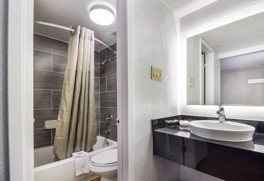 MOTEL 6 - BAYTOWN - GARTH RD-guestroom-Guest Room,Bathroom,On-Site.jpg