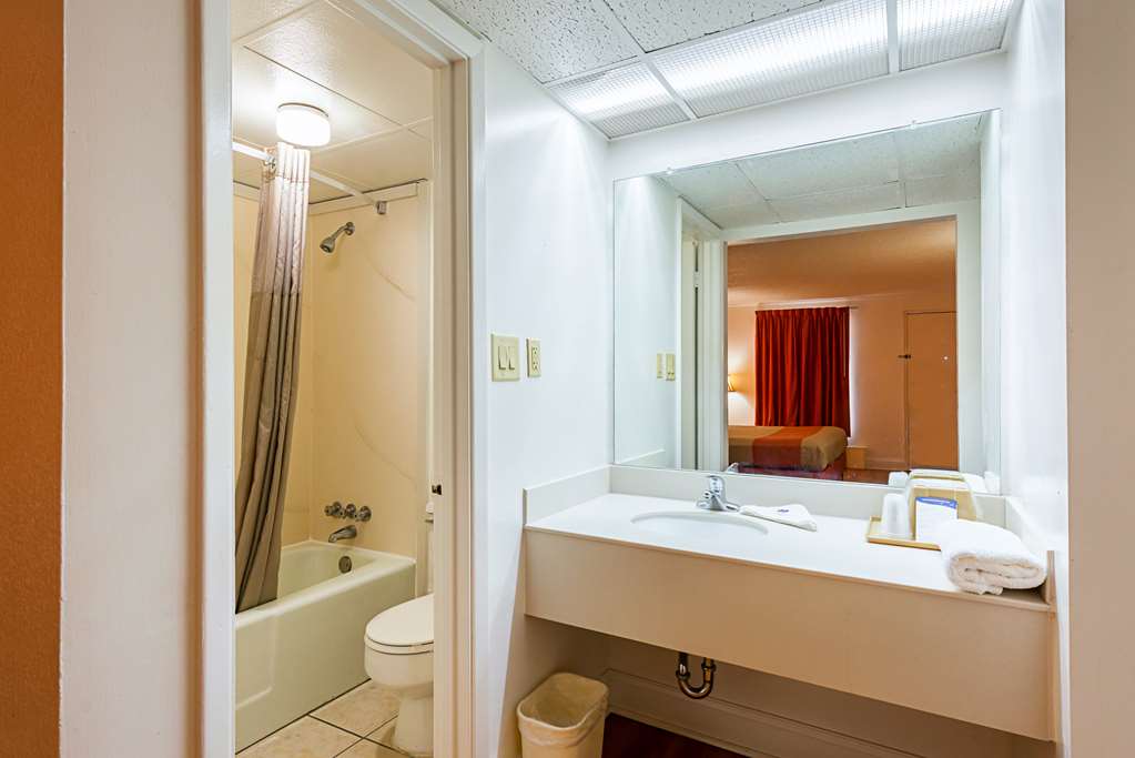MOTEL 6 PERRY GA-guestroom-Guest Room,Bathroom,On-Site.jpg