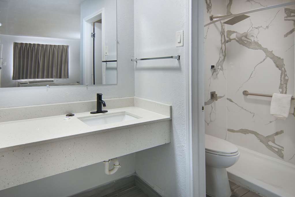 MOTEL 6 DALLAS - RED OAK-guestroom-Guest Room,Bathroom,On-Site.jpg