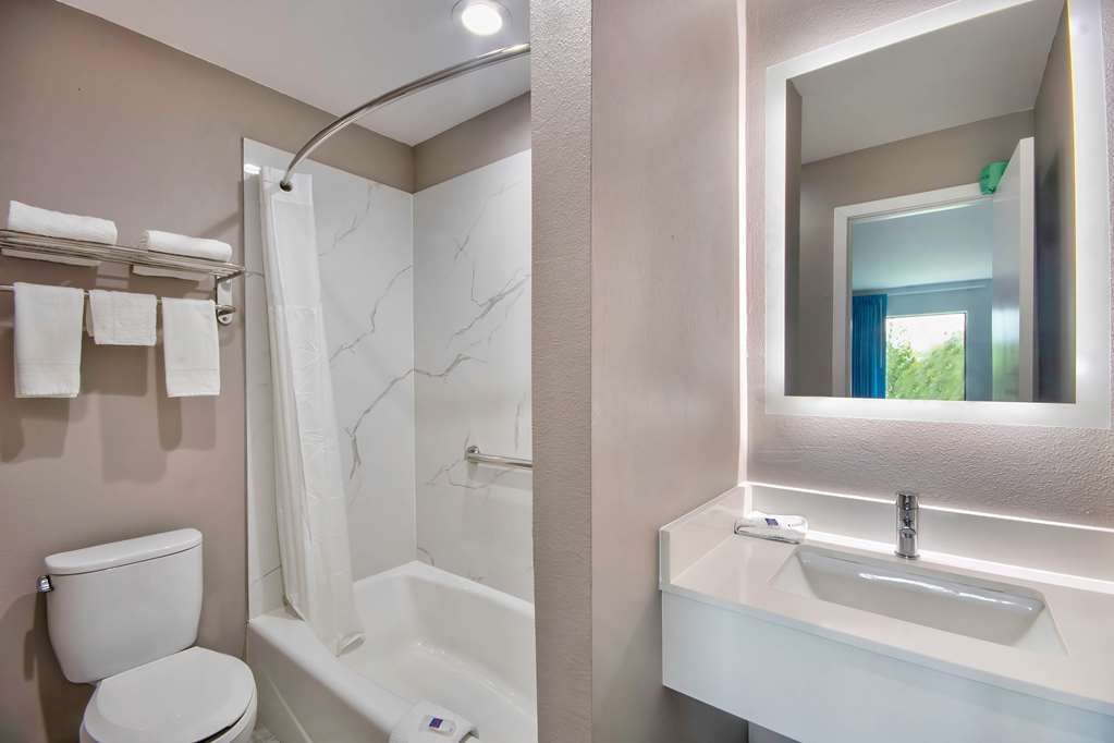 MOTEL 6 SULPHUR LA-guestroom-Guest Room,Bathroom,On-Site.jpg