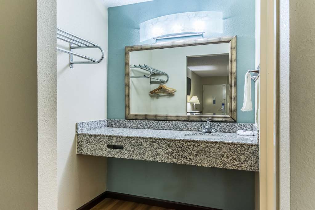 MOTEL 6 KENLY NC-guestroom-Guest Room,Bathroom,On-Site.jpg