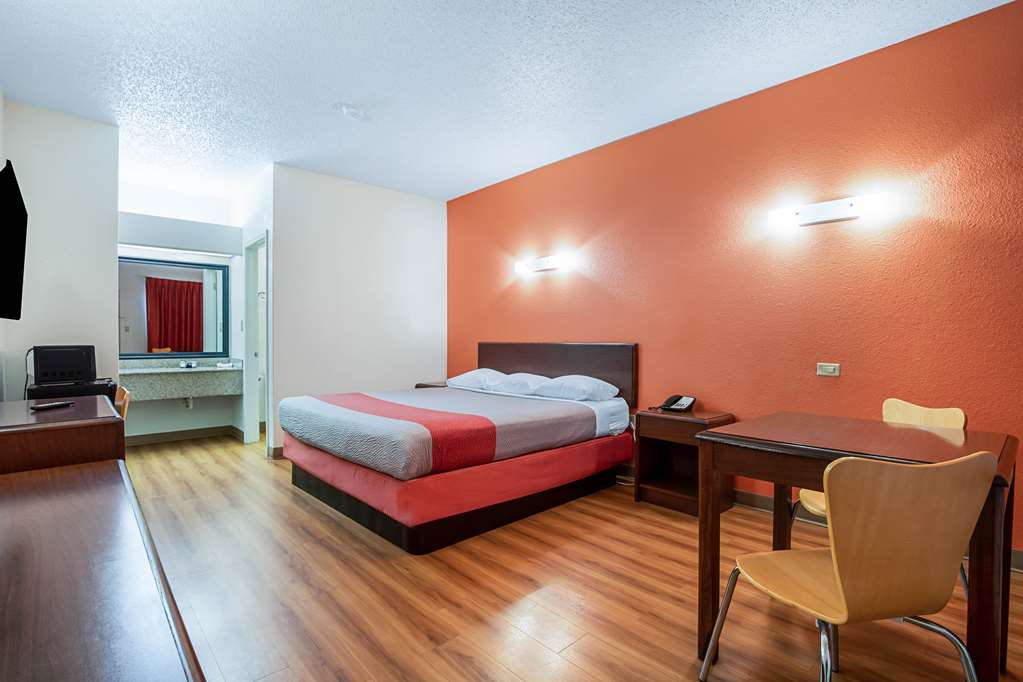 MOTEL 6 COVINGTON, TN-guestroom-Guest Room,Sink,Bedding,King bed,Guest Room Amenity,Mini-Refrigerator,TV and multimedia,Sitting area,On-Site,Furnishings,Telephone,Deluxe Room,Single Room.jpg