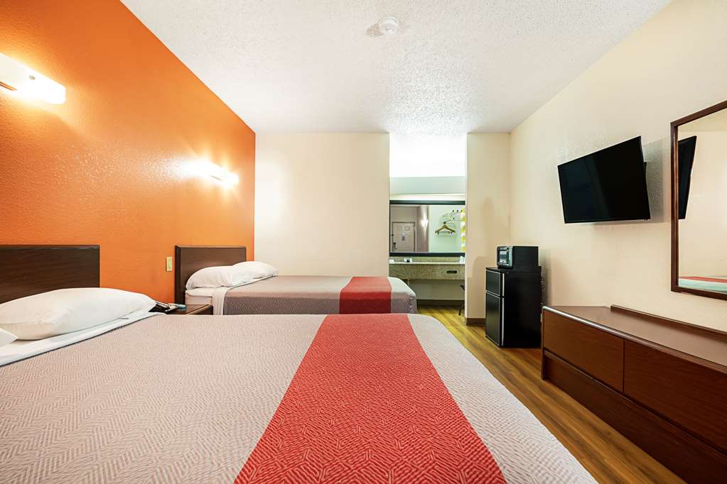 MOTEL 6 COVINGTON, TN-guestroom-Guest Room,On-Site.jpg