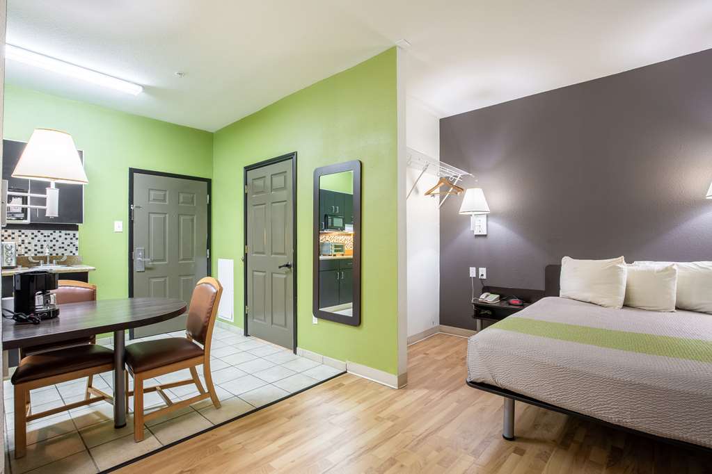 STUDIO 6 BAY CITY TX-guestroom-Guest Room,On-Site.jpg