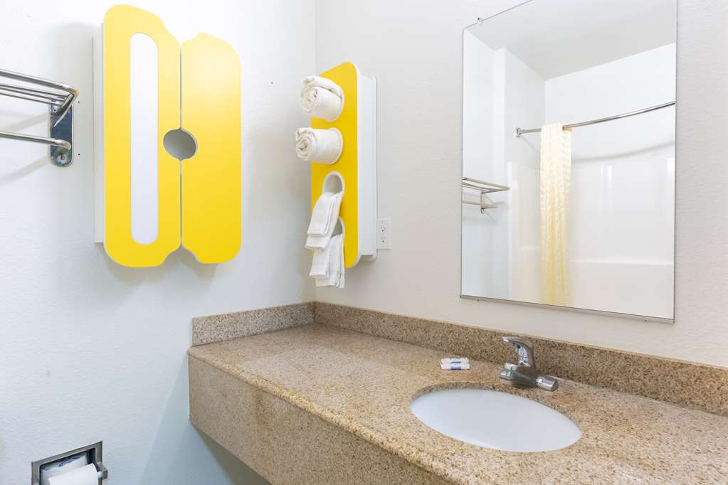 STUDIO 6 BAY CITY TX-guestroom-Guest Room,Bathroom,On-Site.jpg