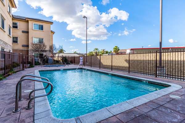 Pool - Studio 6 Extended Stay Hotel Bakersfield