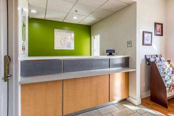  - Studio 6 Extended Stay Hotel Bakersfield