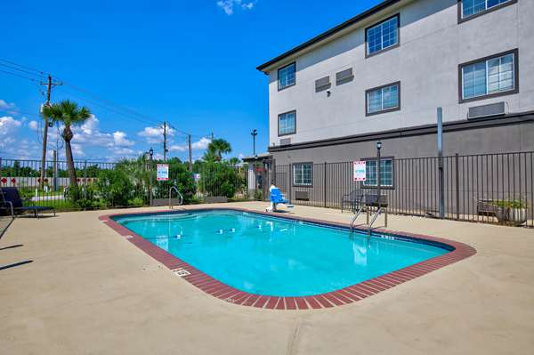 Pool - Studio 6 Extended Stay Hotel Bay City