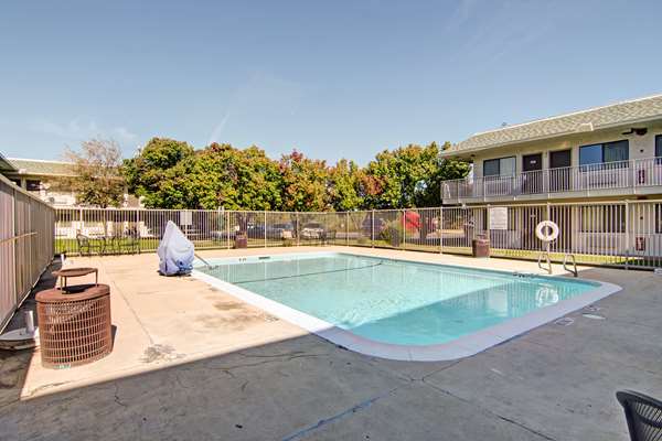 Pool - Studio 6 Extended Stay Hotel Dallas Grand Prairie - I-30, Exit 34