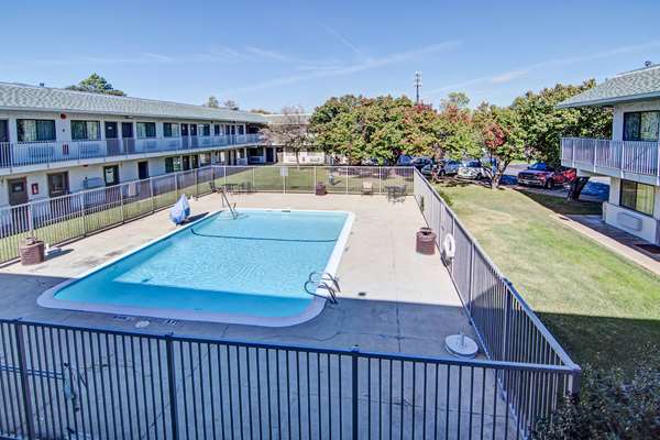 Pool - Studio 6 Extended Stay Hotel Dallas Grand Prairie - I-30, Exit 34