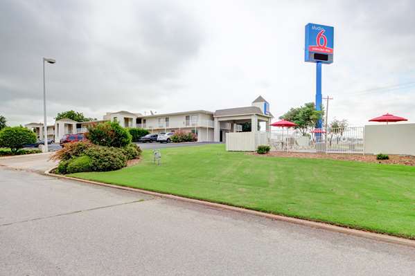 Exterior view - Studio 6 Extended Stay Hotel Midwest City - I-40, Exit 156A