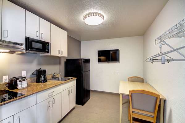  - Studio 6 Extended Stay Hotel Midwest City - I-40, Exit 156A