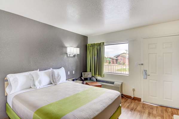 - Studio 6 Extended Stay Hotel Midwest City - I-40, Exit 156A